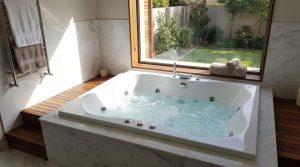 Hydromasážní vana jako prvek moderního domácího wellness