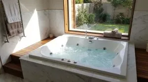 Hydromasážní vana jako prvek moderního domácího wellness