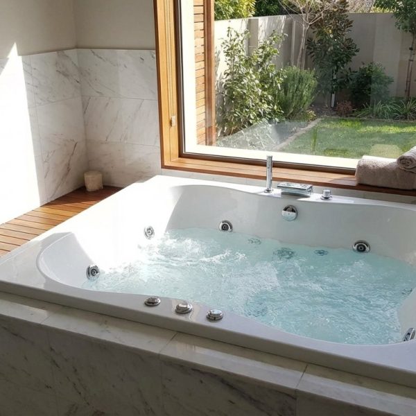 Hydromasážní vana jako prvek moderního domácího wellness